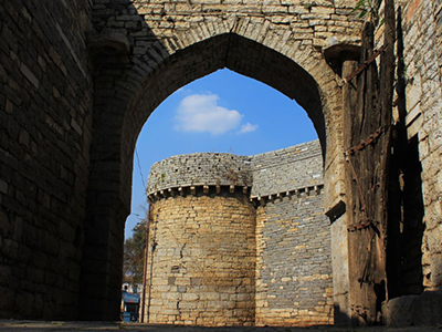 ಕರ್ನಾಟಕವನ್ನು ಮೌರ್ಯ, ಹೊಯ್ಸಳ, ವಿಜಯನಗರ ,ಚಾಲುಕ್ಯ, ಕದಂಬ, ರಾಷ್ಟ್ರಕೂಟರು, ಗಂಗರು ಸೇರಿದಂತೆ ಮುಂತಾದ ರಾಜವಂಶಗಳು ಆಳಿವೆ. ಈ ಎಲ್ಲಾ ಸಾಮ್ರಾಜ್ಯಗಳು ತಮ್ಮ ಶ್ರೀಮಂತ ಪರಂಪರೆ ಮತ್ತು ಇತಿಹಾಸವನ್ನು ಬಿಟ್ಟು ಹೋಗಿವೆ. ಐತಿಹಾಸಿಕ ದೇವಾಲಯಗಳು, ಸ್ಮಾರಕಗಳು, ಅರಮನೆಗಳು ಮತ್ತು ಕೋಟೆಗಳು ಈ ವೀರ ಪರಂಪರೆಯ ಸಾವಿರಾರು ಕಥೆಗಳನ್ನು ಹೇಳುತ್ತವೆ.