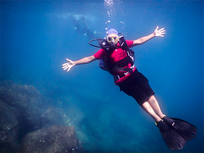ನೀವು ಸಾಹಸಿಯೇ? ನೀವು ಜಲ ಕ್ರೀಡೆಗಳು ಮತ್ತು ಜಲ ಚಟುವಟಿಕೆಗಳನ್ನು ಇಷ್ಟಪಡುತ್ತೀರಾ?
ಉತ್ತರ ಹೌದು ಎಂದಾದರೆ, ನೀವು ಸ್ಕೂಬಾ ಡೈವಿಂಗ್ ಅನ್ನು ಪ್ರಯತ್ನಿಸಬೇಕು. ಸ್ಕೂಬಾ ಡೈವಿಂಗ್ ಭಾರತದಲ್ಲಿ ಹೆಚ್ಚಿನ ವೇಗದಲ್ಲಿ ಜನಪ್ರಿಯತೆಯನ್ನು ಗಳಿಸುತ್ತಿದೆ. ನೀವು ಸ್ಕೂಬಾ ಡ್ರೈವಿಂಗ್ ಮೂಲಕ ನೀರೊಳಗಿನ ಹವಳದ ಬಂಡೆಗಳು, ಸಸ್ಯ ಮತ್ತು ಪ್ರಾಣಿಗಳು, ವರ್ಣರಂಜಿತ ಮೀನುಗಳು, ಸಮುದ್ರ ಆಮೆಗಳು, ಗ್ರೇಟ್ ಬರ್ರಾಕುಡಾಸ್, ಬಿಳಿ ಮತ್ತು ಕಪ್ಪು ತುದಿ ಶಾರ್ಕ್‌ಗಳು, ಸ್ಟಿಂಗ್ರೇಗಳು ಮತ್ತು ನೀರಿನ ಜಗತ್ತಿನಲ್ಲಿ ಇನ್ನೂ ಹೆಚ್ಚಿನವುಗಳ ಆಕರ್ಷಕ ಜೀವನವನ್ನು ಅನ್ವೇಷಿಸಬಹುದು.