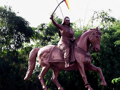 ಭಾರತ ದೇಶವು ಸ್ವಾತಂತ್ರ್ಯವನ್ನು ಪಡೆದು ಇಂದಿಗೂ ಎಪ್ಪತ್ತೈದು ವಸಂತಗಳು ಕಳೆದಿವೆ. ಈ ಅಮೋಘ ಸಂದರ್ಭವನ್ನು ಸ್ಮರಣೀಯವಾಗಿಸಲು ಭಾರತದ ಎಲ್ಲ ರಾಜ್ಯಗಳಲ್ಲಿ ಸ್ವಾತಂತ್ಯದ ಅಮೃತ ಮಹೋತ್ಸವ ಎಂಬ ಶೀರ್ಷಿಕೆ ಅಡಿಯಲ್ಲಿ ಹಲವಾರು ಕಾರ್ಯಕ್ರಮಗಳನ್ನು ಆಯೋಜಿಸಲಾಗುತ್ತಿದೆ. ಕರ್ನಾಟಕವೂ ತನ್ನ ಸ್ವಾತಂತ್ರ್ಯ ಹೋರಾಟದ ಕಥೆಗಳನ್ನು :ಸ್ವಾತಂತ್ಯದ ಅಮೃತ ಮಹೋತ್ಸವದ ಅಡಿಯಲ್ಲಿ ನೆನೆಪಿಸಿಕೊಂಡು ಅನೇಕ ಕಾರ್ಯಕ್ರಮಗಳನ್ನು ಆಚರಿಸುತ್ತಿದೆ. ಇತರ ರಾಜ್ಯಗಳಂತೆ ಕರ್ನಾಟಕವೂ ಸ್ವಾತಂತ್ರ್ಯ ಹೋರಾಟದ ಧೈರ್ಯಶಾಲಿ ಕಥೆಗಳನ್ನು ಹೊಂದಿದೆ.