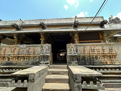 ಕರ್ನಟಕ ರಾಜ್ಯವು ಎಲ್ಲ ರೀತಿಯ ಪ್ರವಾಸಿಗರನ್ನು ತನ್ನತ್ತ ಆಕರ್ಷಿಸುತ್ತದೆ. ಇಲ್ಲಿ ಅನ್ವೇಷಿಸಲು ಸಾಕಷ್ಟು ಪ್ರದೇಶಗಳಿವೆ. ಅಂತೆಯೇ  ಶಿವಮೊಗ್ಗವು ತನ್ನ ಭವ್ಯವಾದ ಜೋಗ ಜಲಪಾತಕ್ಕೆ ಹೆಸರುವಾಸಿಯಾಗಿದ್ದರೂ, ಇಲ್ಲಿ ಪ್ರವಾಸಿಗರುಭೇಟಿ ನೀಡಲೇಬೇಕಾದ ಅನೇಕ ಪ್ರವಾಸಿ ಆಕರ್ಷಣೆಗಳಿವೆ. ಅಂತಹ ಒಂದು ಸ್ಥಳವೆಂದರೆ ಪ್ರಾಚೀನ ಕೆಳದಿ ರಾಮೇಶ್ವರ ದೇವಾಲಯ.